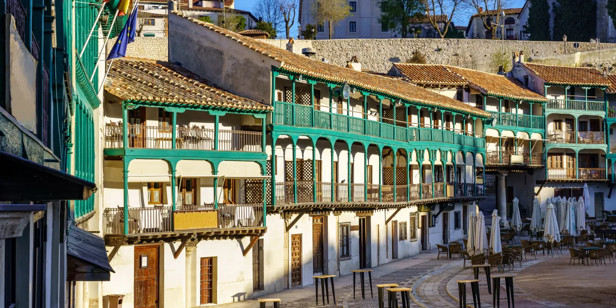 Plaza Mayor histórica de Chinchón, uno de los pueblos cerca de Madrid incluidos en la guía